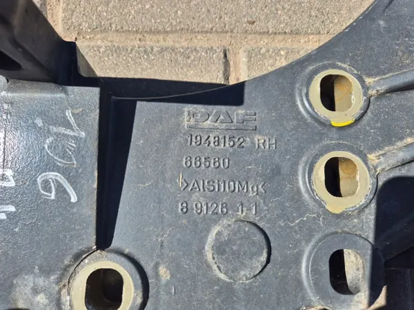 OEM 1948152 Support de marche droit pour DAF XF 106 image 3