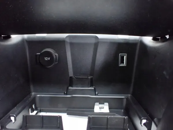 OEM 9821388277 Cinzeiro Túnel USB para DS7 Crossback image 3