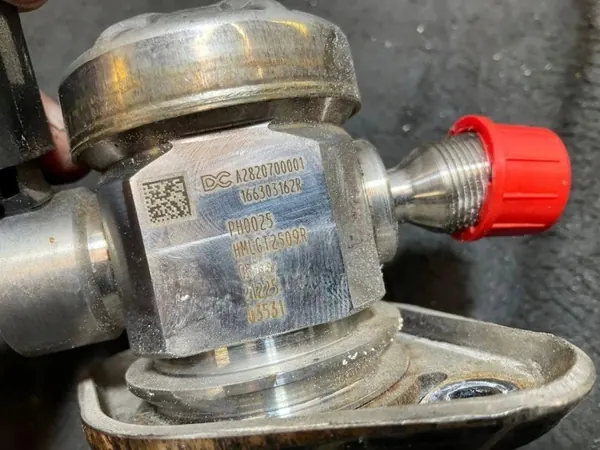 Pompe à carburant Mercedes-Benz OEM A2820700001 - Occasion image 3