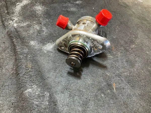 Pompe à carburant Mercedes-Benz OEM A2820700001 - Occasion image 5