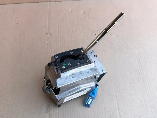 Selector de marchas Mercedes OEM 2202671024 - Usado image 3