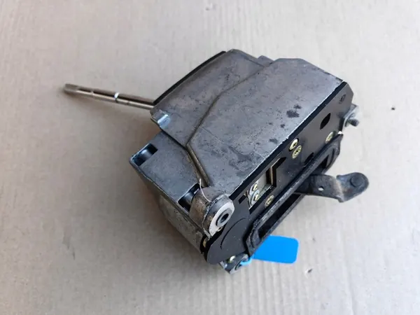 Selector de marchas Mercedes OEM 2202671024 - Usado image 4