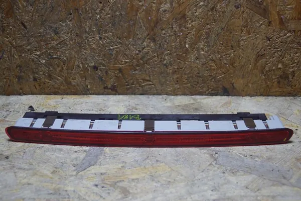 AUDI A3 8P Luz de Freno Tercera 8P3945097 image 3