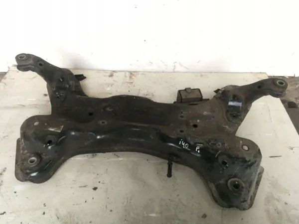 Subchasis delantero Hyundai i40 OEM 624013Z100 Usado image 2