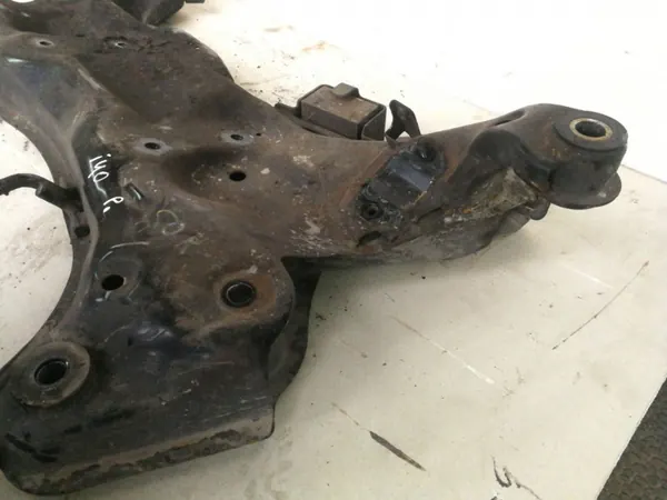 Subchasis delantero Hyundai i40 OEM 624013Z100 Usado image 4