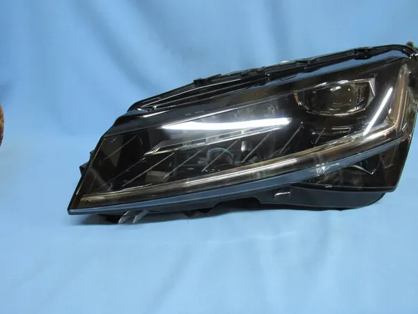 Linker Skoda SuperB III Lift Crystal Lighting Komplett image 2