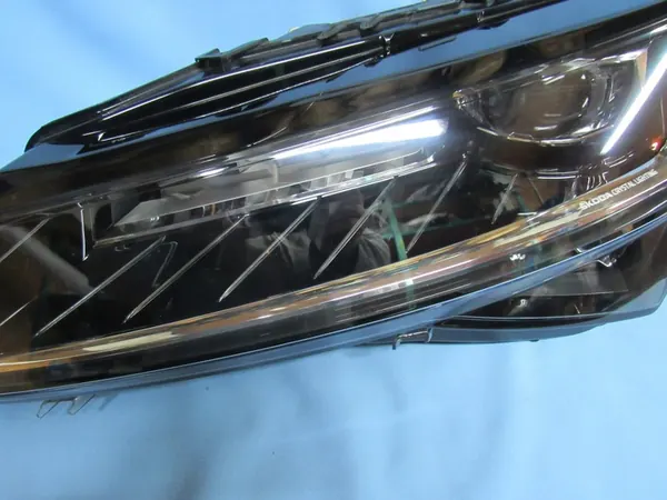 Linker Skoda SuperB III Lift Crystal Lighting Komplett image 4