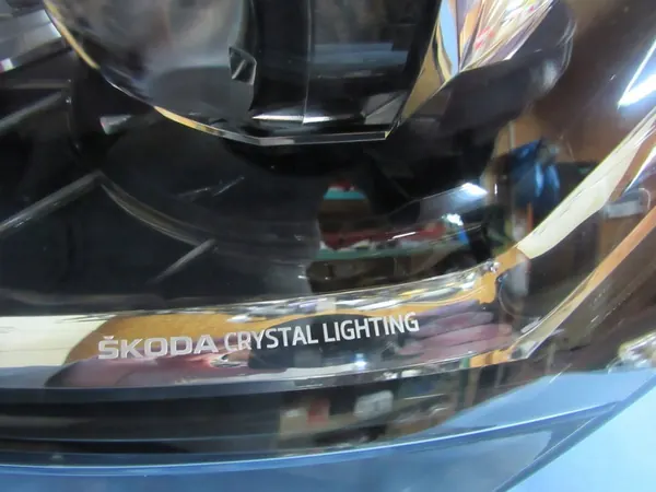 Linker Skoda SuperB III Lift Crystal Lighting Komplett image 5