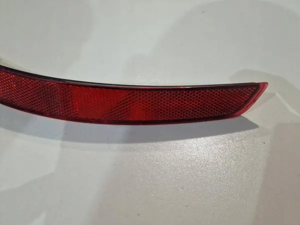 Audi OE 8V5945105A Heckstoßstangen-Reflektor - Gebraucht image 3