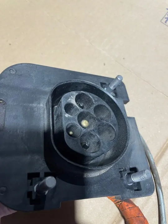 Enchufe de carga Kia Sorento IV OEM 91682-P4020 image 9