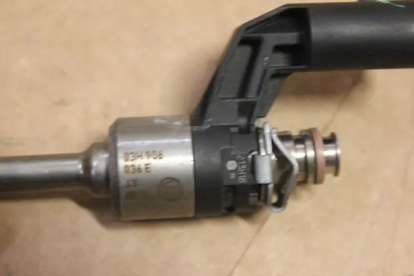 Injecteur de Carburant VW Atlas Touareg II 3.6 FSI image 2