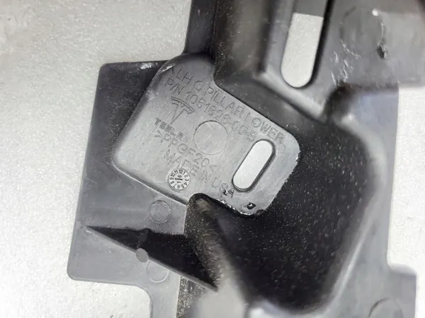 Tesla X Untere Säulenhalterung OEM 1051826-00-B image 3