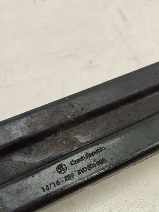 Skoda Superb B8 framsätes bältesfäste OEM 3V0806930 image 3