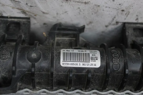 Radiador de agua Porsche Macan 3.0 Diesel OEM image 4