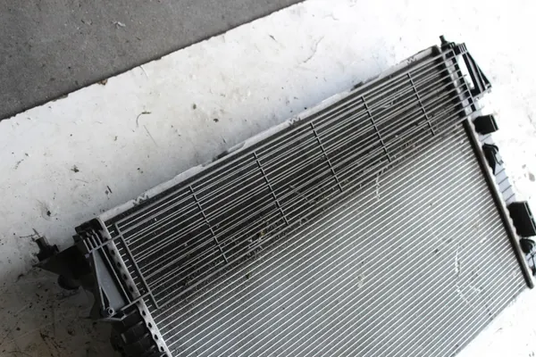 Radiador de agua Porsche Macan 3.0 Diesel OEM image 6