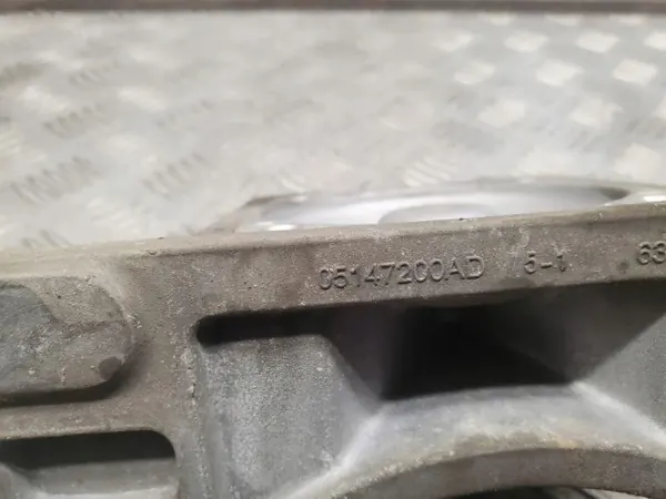 Dodge Challenger vaihteiston tuki OEM 05147200AD image 3