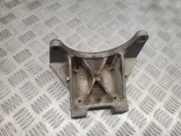Dodge Challenger vaihteiston tuki OEM 05147200AD image 4
