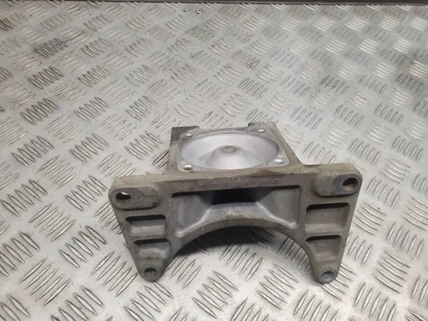 Dodge Challenger vaihteiston tuki OEM 05147200AD image 6