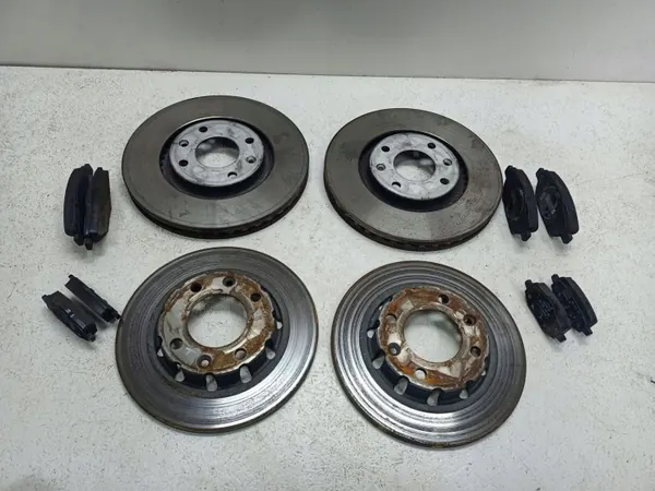 Bromssats OEM TARCZE KLOCKI Fram Bak Peugeot 2008 image 2