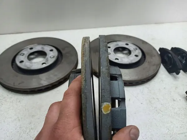 Bromssats OEM TARCZE KLOCKI Fram Bak Peugeot 2008 image 3