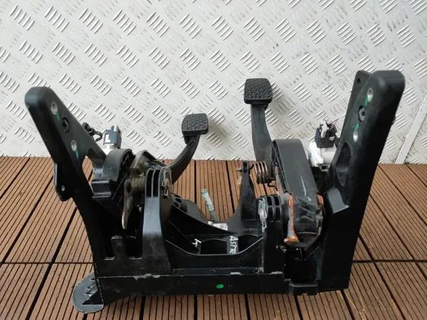 Jarru- ja kytkinpoljinsarja OEM 39215865 Opel Astra V image 3