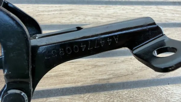 Mercedes Vito W447 Klepdeurscharnier OEM A4477400937 image 3