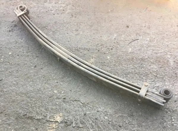 Ressort à lames Volvo OEM 257492 - Avant gauche, usagé image 5