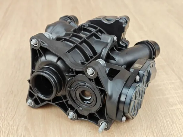 Carcasa termostato OEM 8642560 para BMW 530i G30 image 3