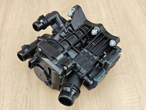 Carcasa termostato OEM 8642560 para BMW 530i G30 image 5