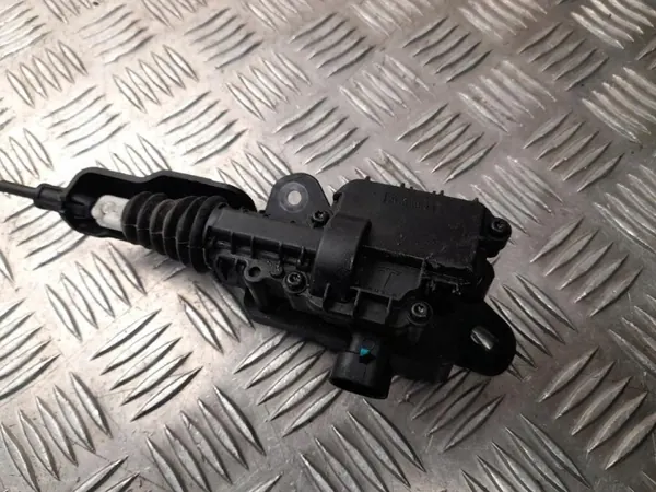 Tesla Model 3 moottorikannen lukko OEM 1500397-00-G image 4