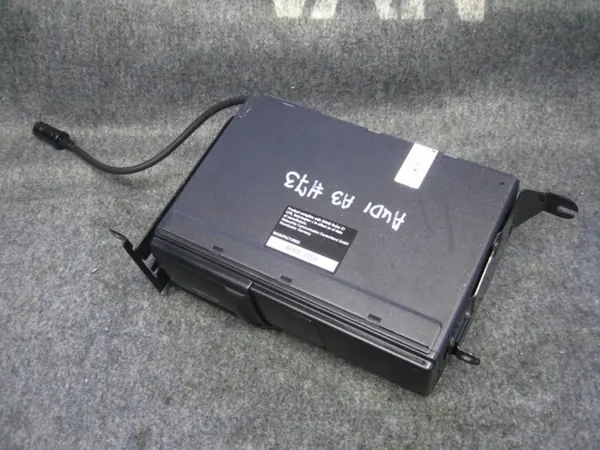 Audi CD-vaihtimen Nostin OEM 8L0035113D - Käytetty image 5