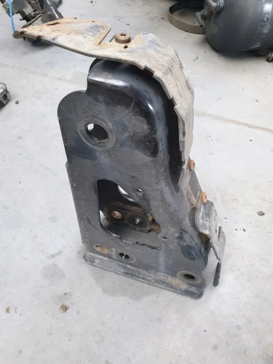 Base de montage suspension cabine OEM 9603101860 EM image 2