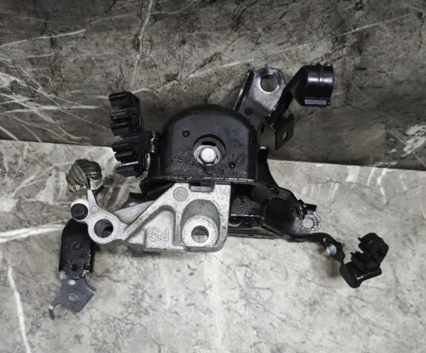 Soporte Motor Toyota OEM ŁAPA SILNIKA - Usado image 3