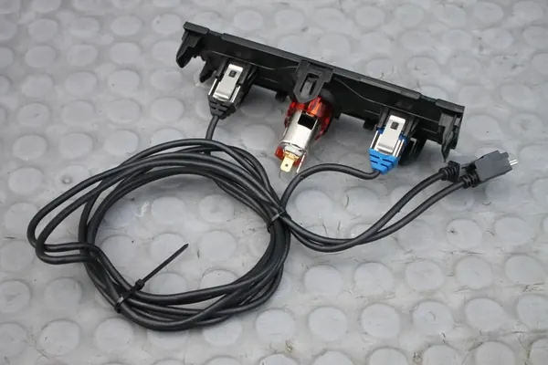 MG 12V USB-oplaadaansluiting OEM 11571756HSII - Gebruikt image 3