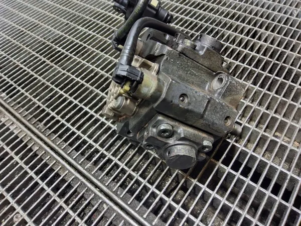 Bomba de inyección Hyundai OE 33100-2A420 usada image 5