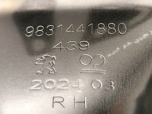 Peugeot 2008 II Avgasrörsslut Höger OEM 9831441880 image 6