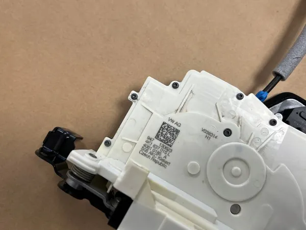 AUDI A6 A7 Q8 Türschloss Links Vorne 4K1837015L image 2