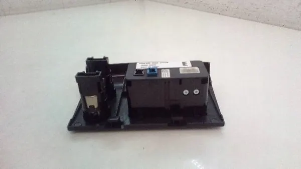 USB-pistorasia ja tupakansytytin Infiniti Q50 OEM 284H34GA0B image 4