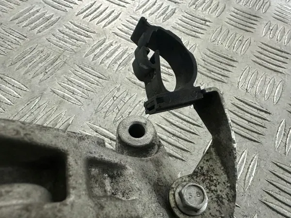 Lancia Delta III 1.6 JTD Halvaxelfäste OEM 55203363 image 4