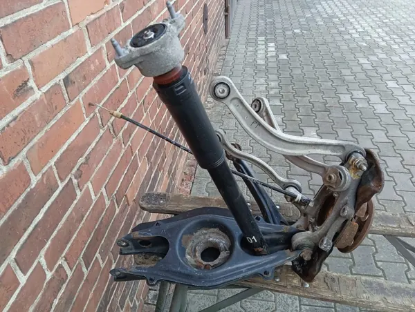 OEM ZWROTNICA WAHACZE PRAWY TYL MERCEDES W204 CDI image 3