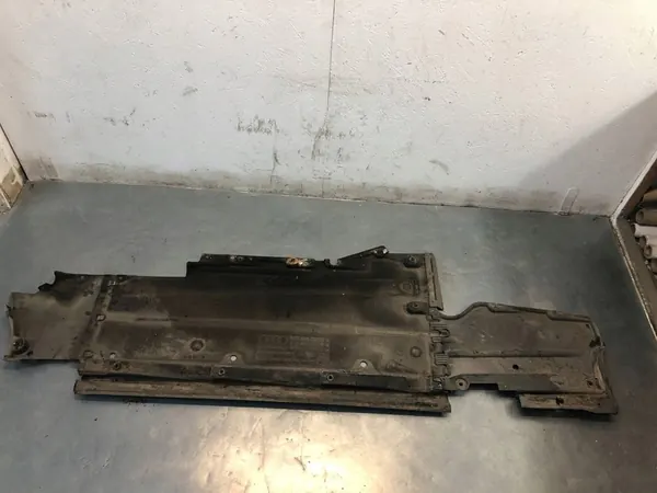 Audi A5 Vänster Underredsskydd image 4