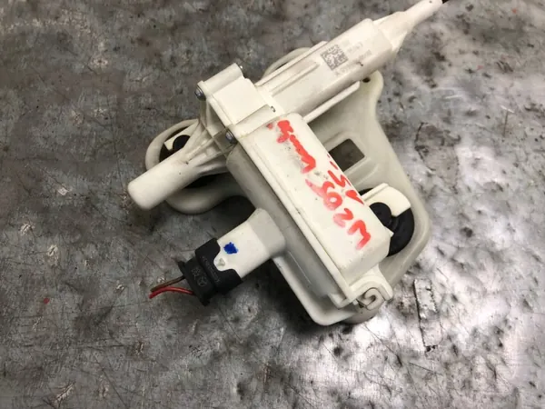Fecho de porta-malas Mercedes OEM A0999068600 - Usado image 3