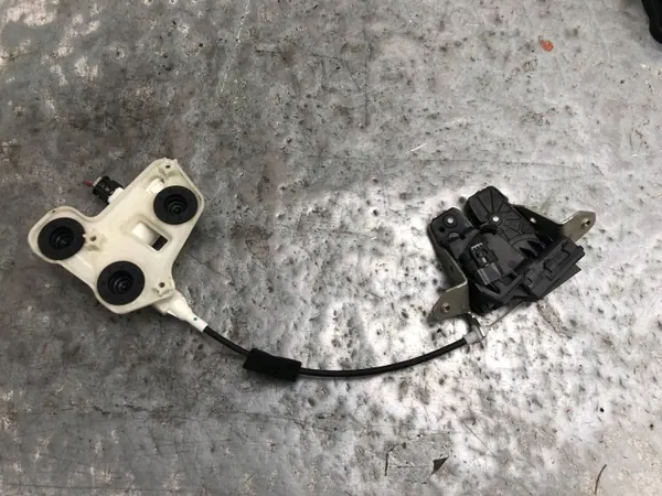 Fecho de porta-malas Mercedes OEM A0999068600 - Usado image 4