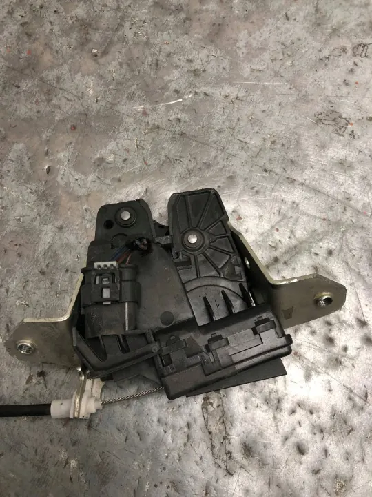 Fecho de porta-malas Mercedes OEM A0999068600 - Usado image 5