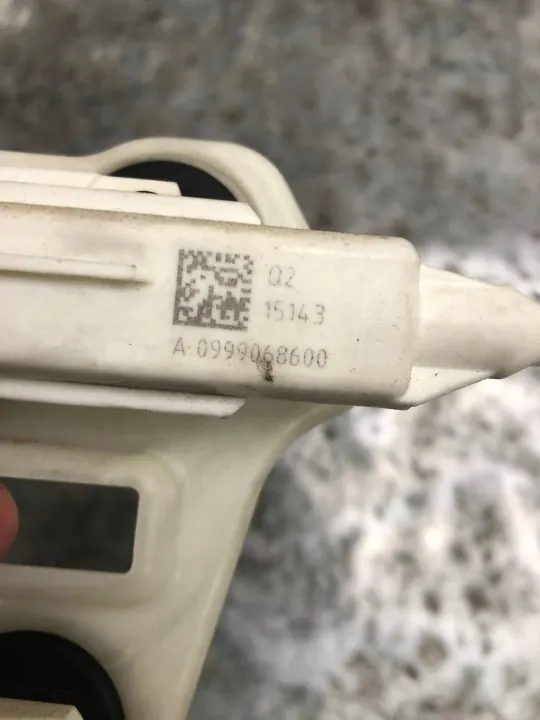 Fecho de porta-malas Mercedes OEM A0999068600 - Usado image 7