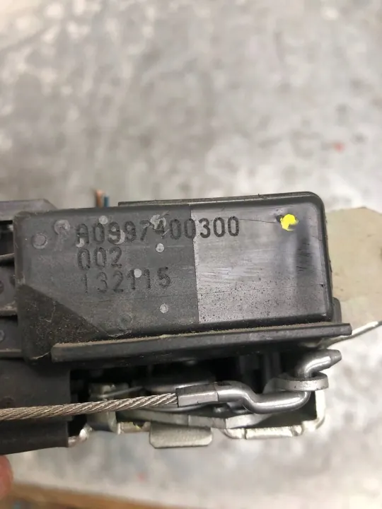 Fecho de porta-malas Mercedes OEM A0999068600 - Usado image 8