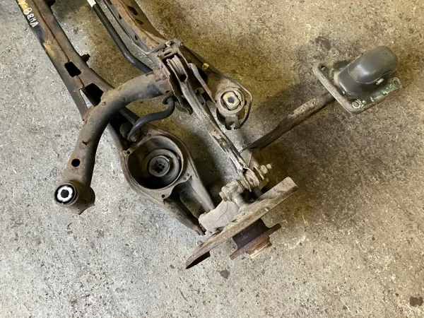 Taka-akselin palkki OEM 3Q0505447A Passat B8:lle image 3