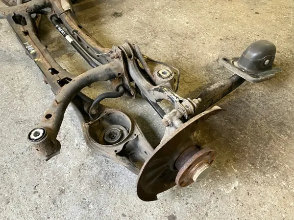 Taka-akselin palkki OEM 3Q0505447A Passat B8:lle image 4