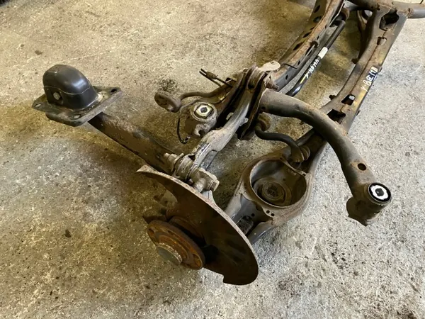 Taka-akselin palkki OEM 3Q0505447A Passat B8:lle image 5