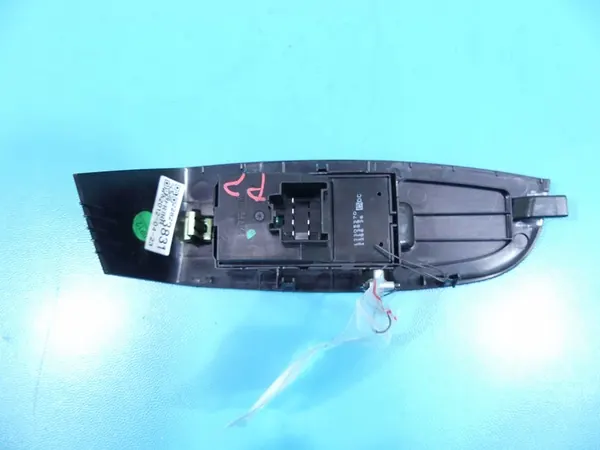 Interruptor de janela dianteira direita Chevrolet Malibu IV image 3